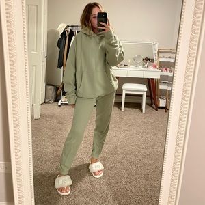 Aritzi TNA Green Sweatset